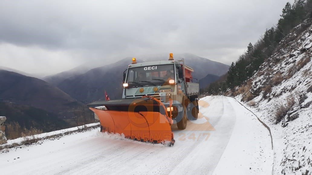 FOTO/ Bora zbardh Kukësin, si paraqitet gjendja e rrugëve