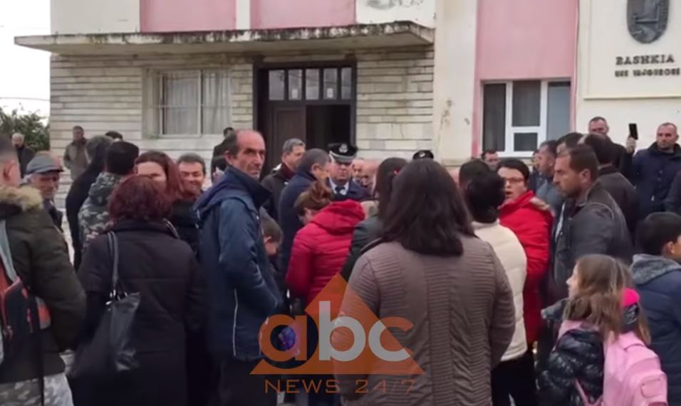 Prindër e nxënës protestojnë për hapjen e shkollës së dëmtuar nga tërmeti: Paguani transportin