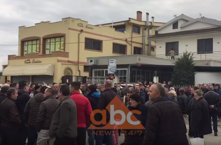 Protestë në Xhafzotaj, banorët bllokojnë rrugën Durrës-Shijak