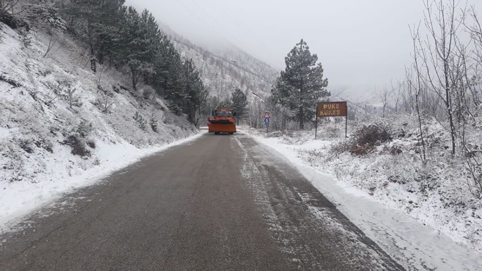 Borë e ngrica, ARRSH tregon gjendjen e rrugëve nga jugu në veri