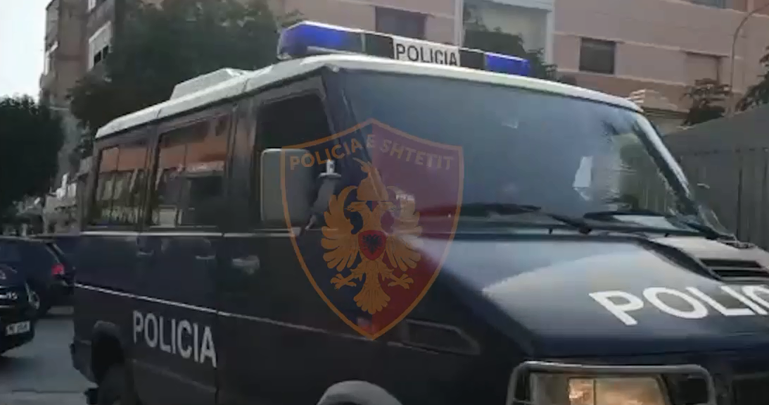 Me dy pistoleta në brez, policia rrethon banesën e autorit që vodhi xhiron e lokalit