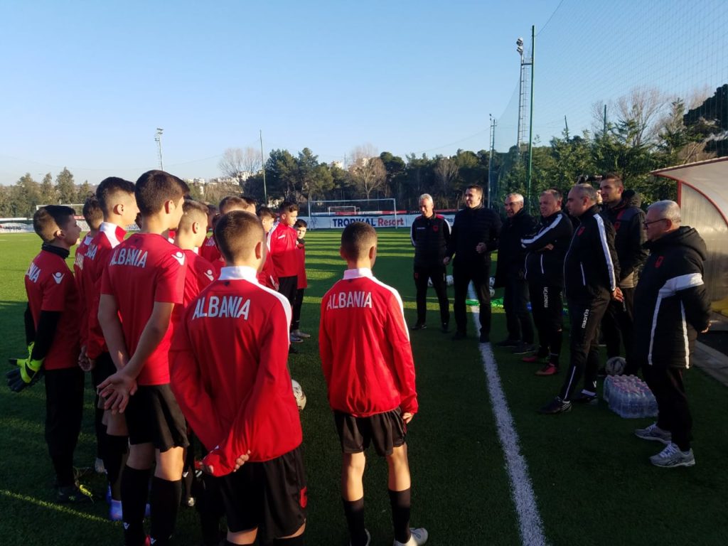 Shqipëria U15 në fushë, FSHF kujtohet për listën e talenteve kuqezi