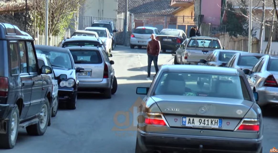 VIDEO/ Unaza e Peshkopisë përfundon në dy dyer hekuri që rrinë mbyllur