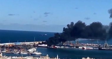 FOTO/ Sulmohet anija turke, flakët dhe tymi i zi mbulojnë portin