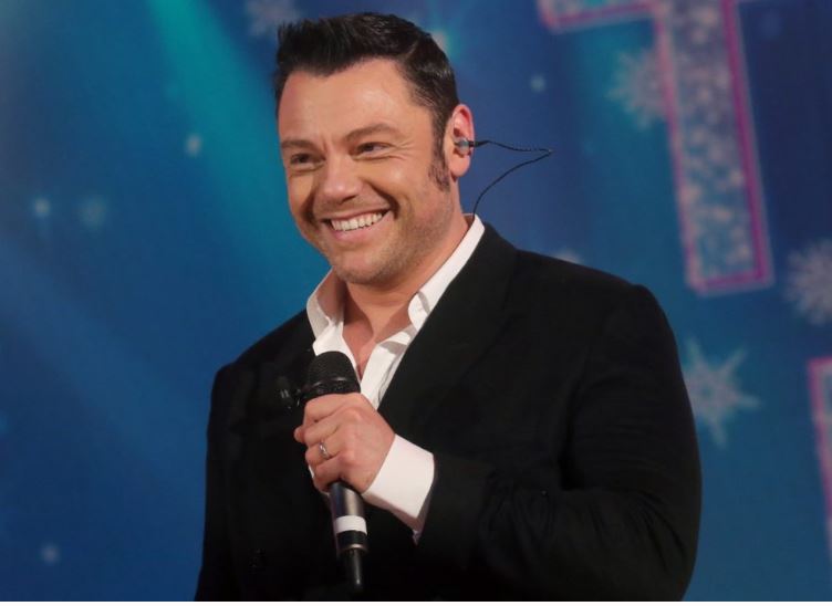 Tiziano Ferro përlotet pas performancës që emocionoi publikun