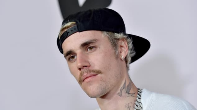 Justin Bieber publikon albumin në ditën e të dashuruarve