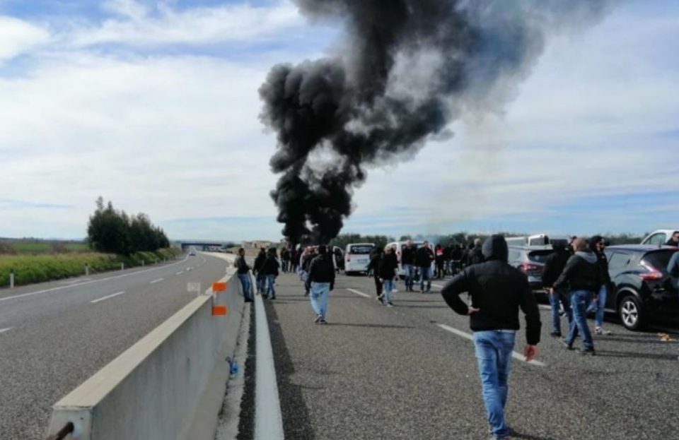 VIDEO | Përplasje e egër në autostradë, ultrasit e Barit i ngrenë kurth atyre të Lecce