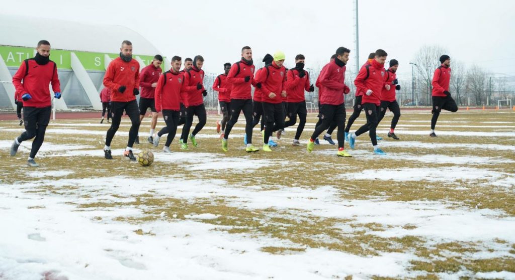 Skënderbeun nuk e ndal as bora, përgatitje e plotë para ndeshjes me Bylisin