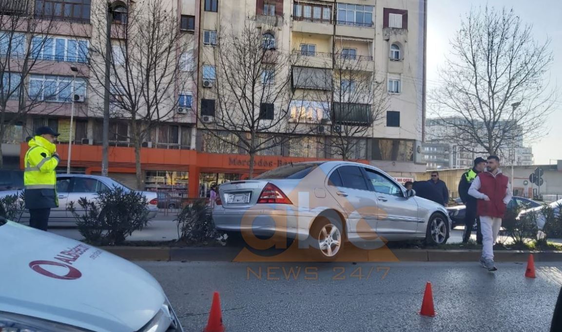 “Mercedesi” përplaset me taksinë në Tiranë, përfundon mbi trafikndarësen