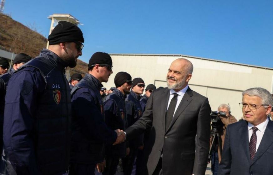 FOTO/ Rama debat me ndjekësit për “Anti-KÇK”: Mblidh mendjen se do të të ikë koka një ditë