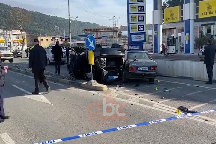 Ndjekje si në filma në Elbasan, makina nuk i ndalon policisë dhe përplas çfarë gjen para