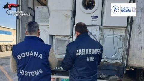 Të rrezikshme, sekuestrohen në portin italian dhjetra lavatriçe dhe frigoriferë të nisur për Shqipëri