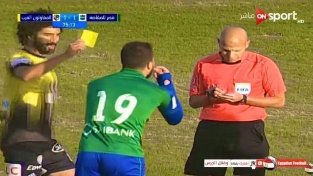 Çudia nga Egjipti, lojtari ndëshkon kundërshtarin me karton të verdhë