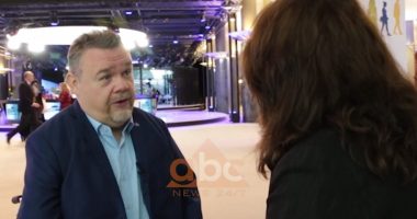 Eurodeputeti për Abc News: Paketa “anti-shpifje”, nëse i thua mediave çfarë të shkruajnë ose jo, nuk ka më liri shtypi