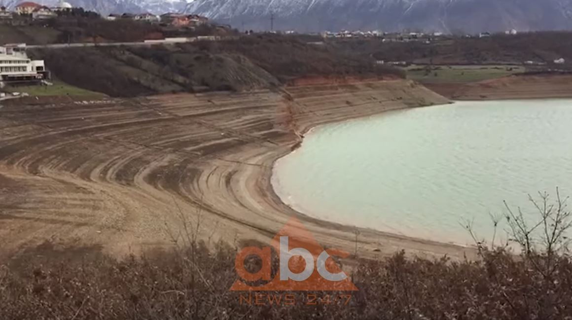 Pamje të pabesueshme: Si ka rënë niveli i ujit në liqenin e Fierzës