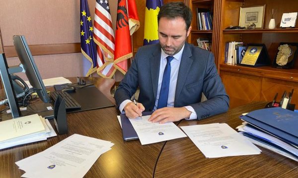 Glauk Konjufca u vë “fshesën” konsujve, shkarkohet edhe i emëruari në Shqipëri