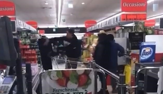 VIDEO / Boshatisen supermarketet, plas grushti mes dy të rinjve në Itali për ushqimet