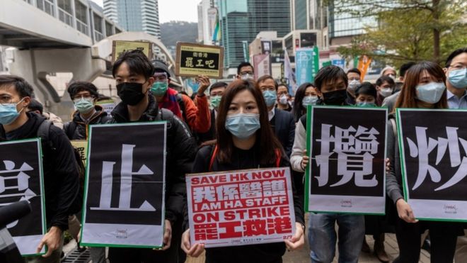 Hong Kong-u vendos në karantinë vizitorët nga Kina