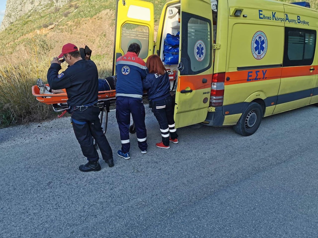 FOTO/ Policia greke vihet në ndjekje, plagos dy shqiptarë në Korinth