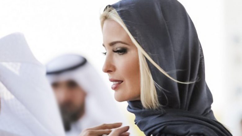 FOTO/ Ivanka Trump vendos shaminë dhe futet në xhami: Kryevepër!