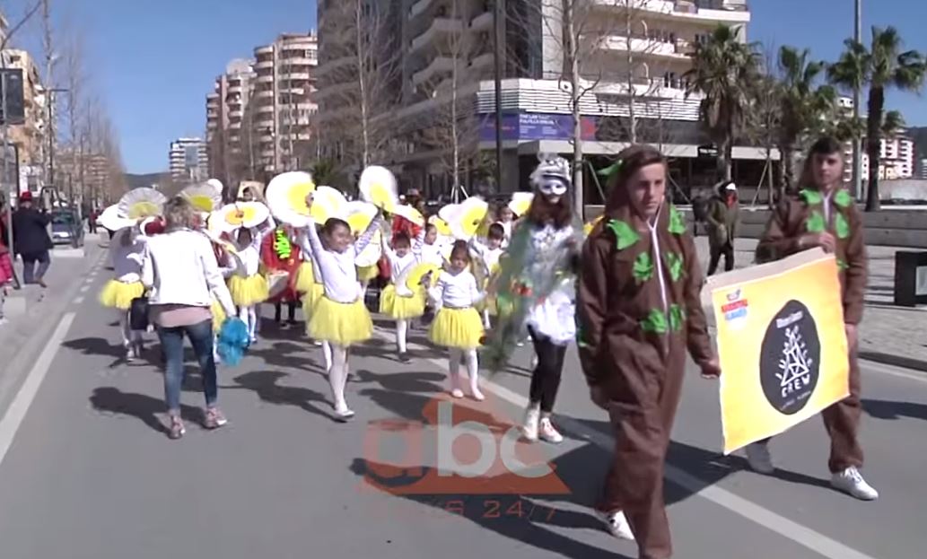 Rikthehen karnavalet, Nadir Mura: Aulona qyteti i parë që ekspozonte kostume shumëngjyrëshe