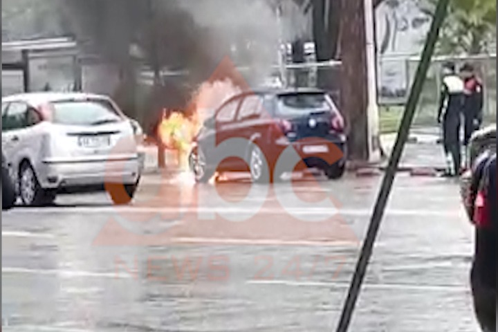 VIDEO/Përfshihet nga flakët makina në mes të Tiranës