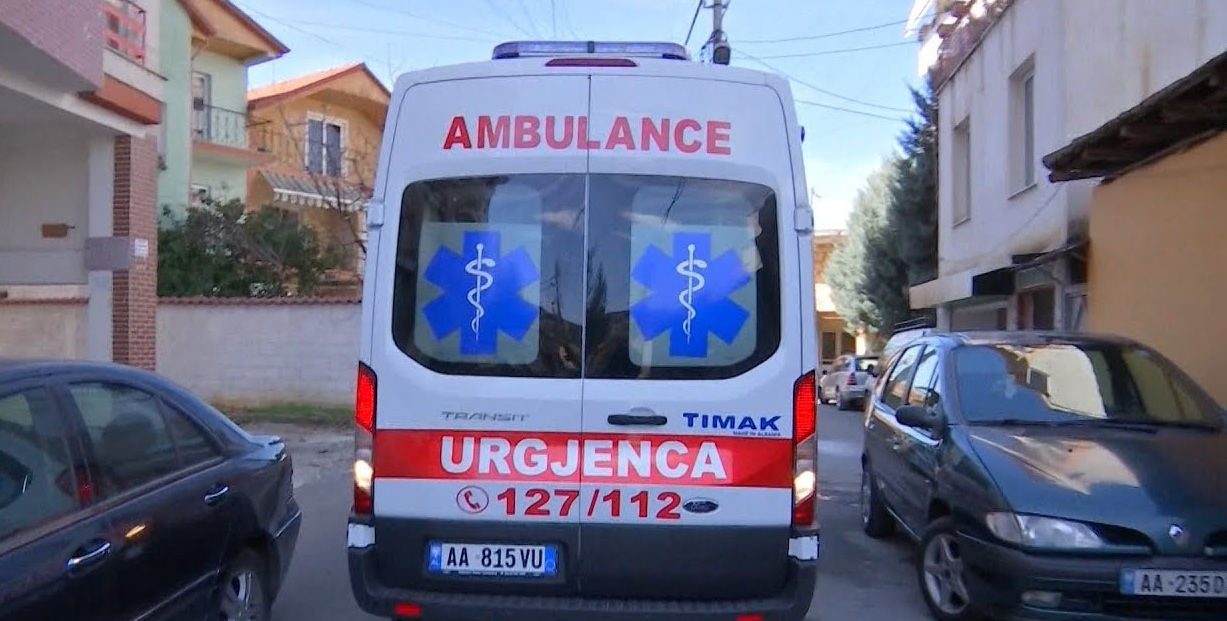 Vajza e godet disa herë me thikë, i riu përfundon me urgjencë në spital