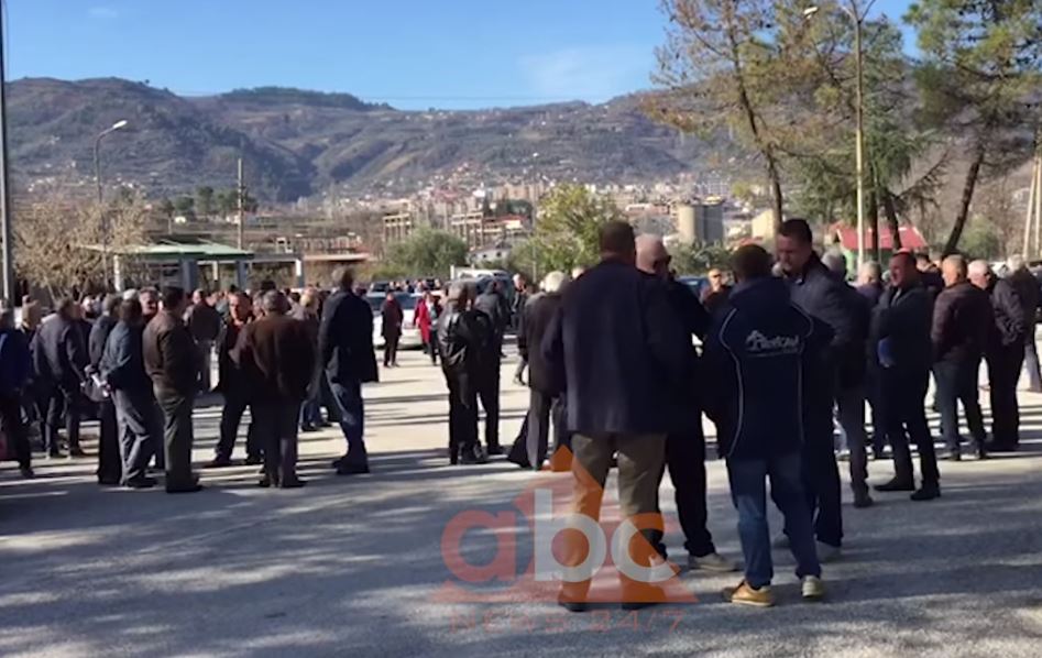 Naftetarët  e Ballshit mblidhen sërish në protestë, paralajmërojnë me grevë