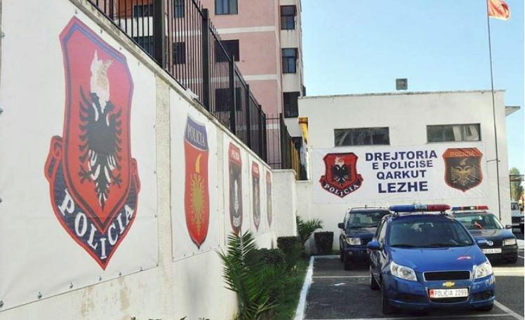 Godasin punonjësit e policisë, pranga dy vëllezërve