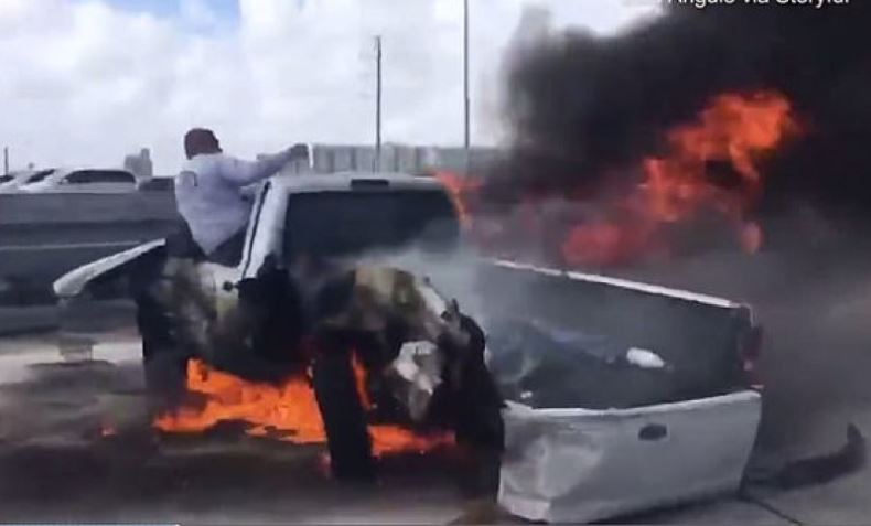 VIDEO/ I shpëtoi jetën shoferit: Makina shpërtheu në flakë ndërsa 20 persona filmonin