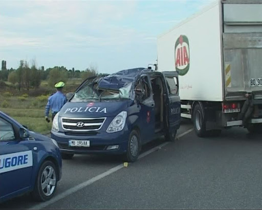 Përplaset furgoni i Burgjeve me tre të burgosur brenda në Tepelenë, plagoset polici