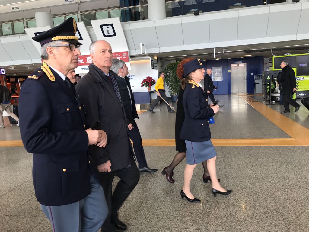 Ndalohen në aeroport 2 shqiptare në Itali, çfarë u zbulua kur tentuan të shmangin kontrollin