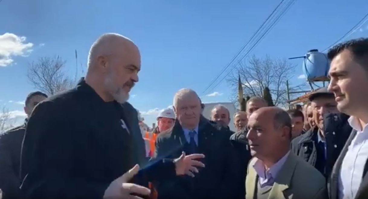 “Shteti nuk prodhon”, Rama në Elbasan: Tezgat e vendosura në rrugë do hiqen, janë skandal
