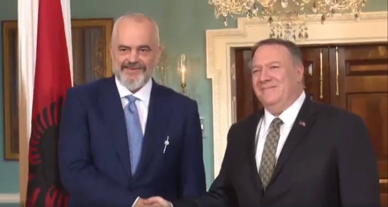 Buzëqeshje e shtrëngime duarsh, kryeministri Rama në takim me Mike Pompeo në Washington D.C