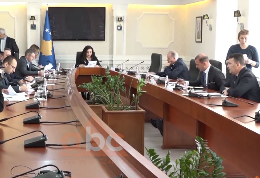 Haradinaj kërkon ruajtjen e taksës 100 përqind mbi prodhimet serbe, Vjosa Osmani konfirmon zëvendësimin me reciprocitet