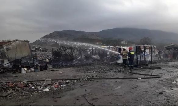 Zjarr në çadrat e komunitetit rom, humb jetën 13 vjeçarja e sëmurë në Shkodër