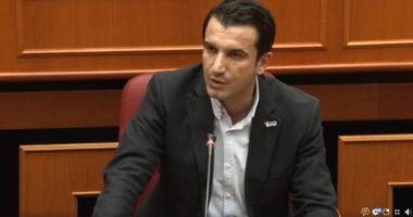 Veliaj: Mos jepni dorën gjatë varrimeve, për martesat të paraqiten vetëm nusja, dhëndri dhe ndonjë dëshmitar