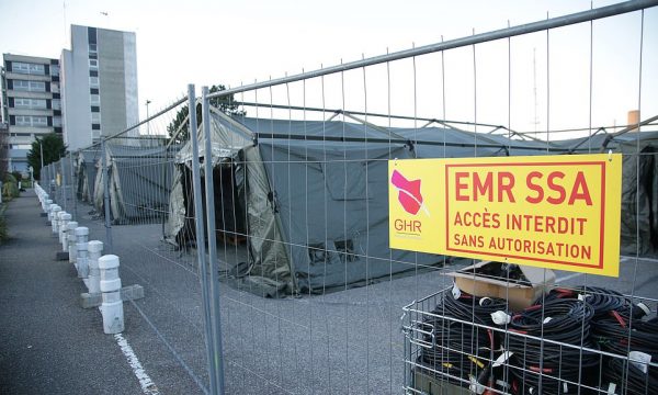 Koronavirus/ Franca fillon ndërtimin e spitaleve në terren
