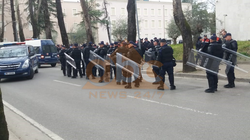 FOTO/ Pas pak fillon, çfarë i pret protestuesit pas kryeministrisë nëse tensionohet situata