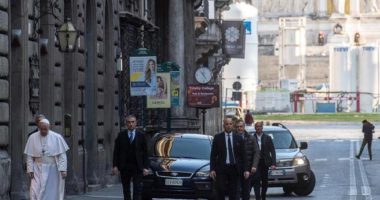 Papa Francesco në këmbë në qendër të Romës, vizitë private në dy kisha për t’u lutur për përfundimin e pandemisë