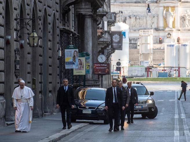 Papa Francesco në këmbë në qendër të Romës, vizitë private në dy kisha për t’u lutur për përfundimin e pandemisë