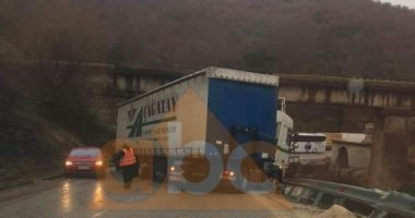 FOTO/ Trajleri del nga rruga, bllokohet lëvizja e makinave
