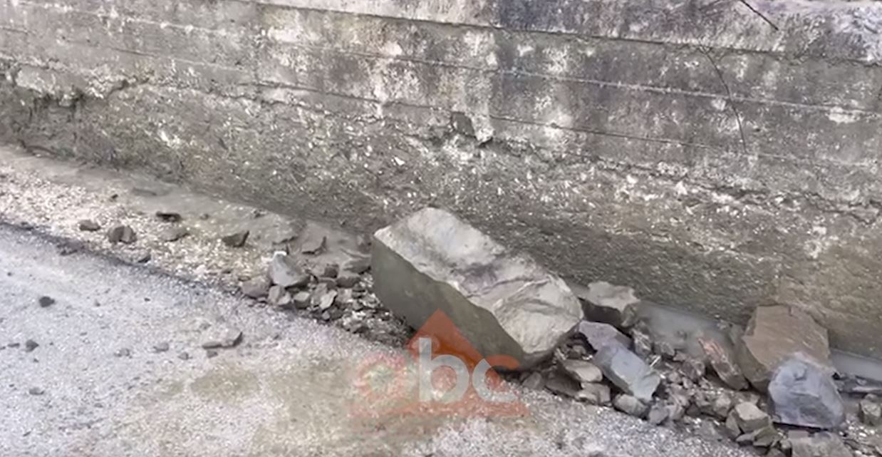 Shkëputet masiv shkëmbor në aksin Berat-Poliçan, rrezik për qarkullimin e makinave