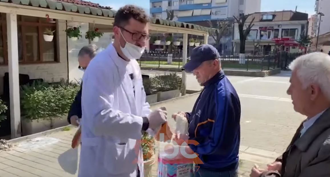 VIDEO/ Elbasani sot: Maska falas në vend të ballokumeve