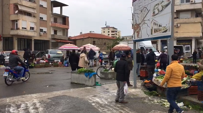 Grupe-grupe pa ruajtur distancën, qytetarët “dynden” në tregun e fruta-perimeve në Fier