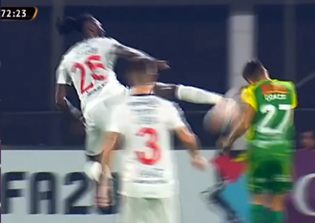 VIDEO/ Adebayor “nis karatenë”, ndëshkohet me të kuq në Copa Libertadores