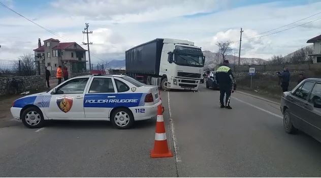 Trajleri përplas makinën, shoferi dërgohet rëndë në spital