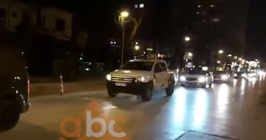 “Rrini brenda në shtëpi”! Bashkia e Tiranës thirrje qytetarëve me makina me altoparlantë nëpër lagje