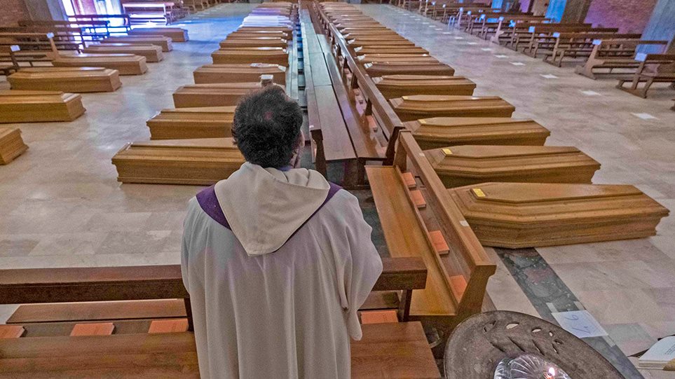Pamje tronditëse, kisha e mbushur me arkivolë në Bergamo