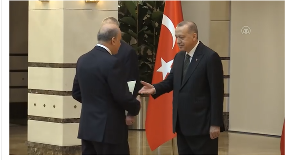 VIDEO/ Erdogan nuk i jep dorën ambasadorit shqiptar